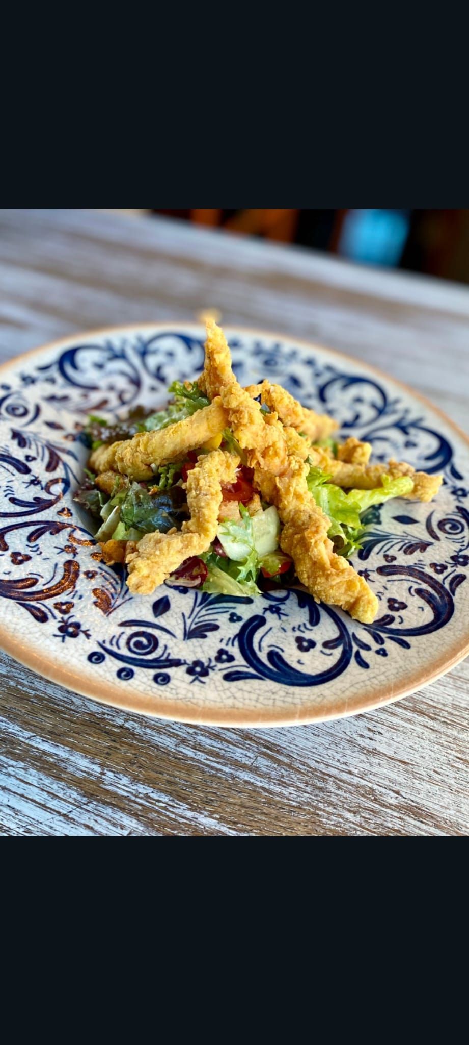 ÇITIR TAVUKLU SEZAR SALATA - Özel Sezar sos ile tatlandırılmış mix yeşillik,kroton ekmek,cherry domates,salatalık,çıtır tavuk parçaları ile…