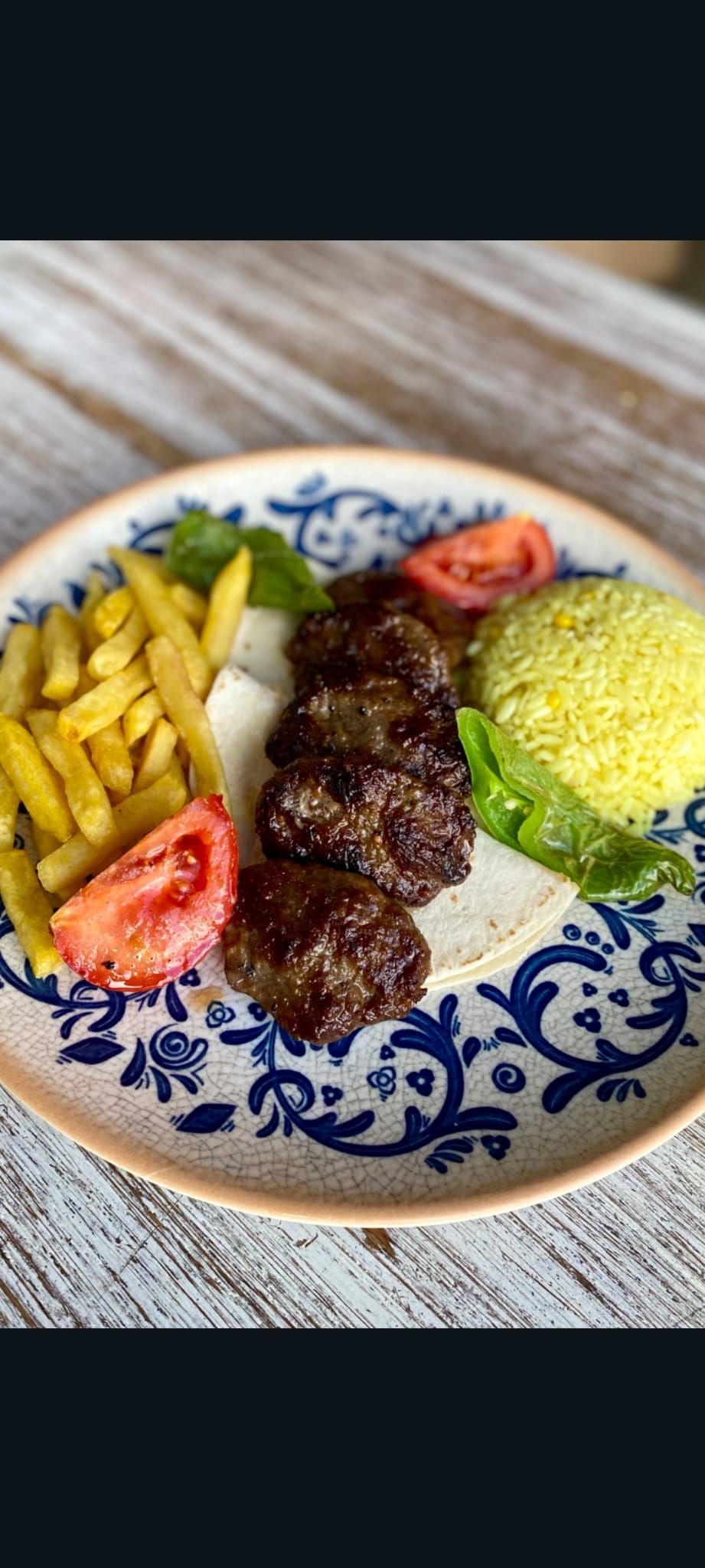 IZGARA KÖFTE - El yapımı ızgara köfte,tortilla ekmeği,mısırlı zerdeçallı pilac,baharatlı patates kızartması,ızgara domates ve biber ile…