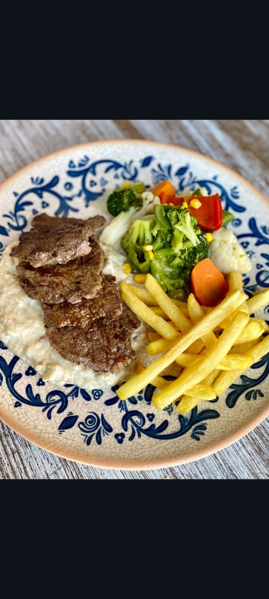 DANA KÜLBASTI - Izgara dana biftek parçaları,patlıcan beğendi,karışık mevsim sebzeleri ve baharatlı patates kızartması ile…