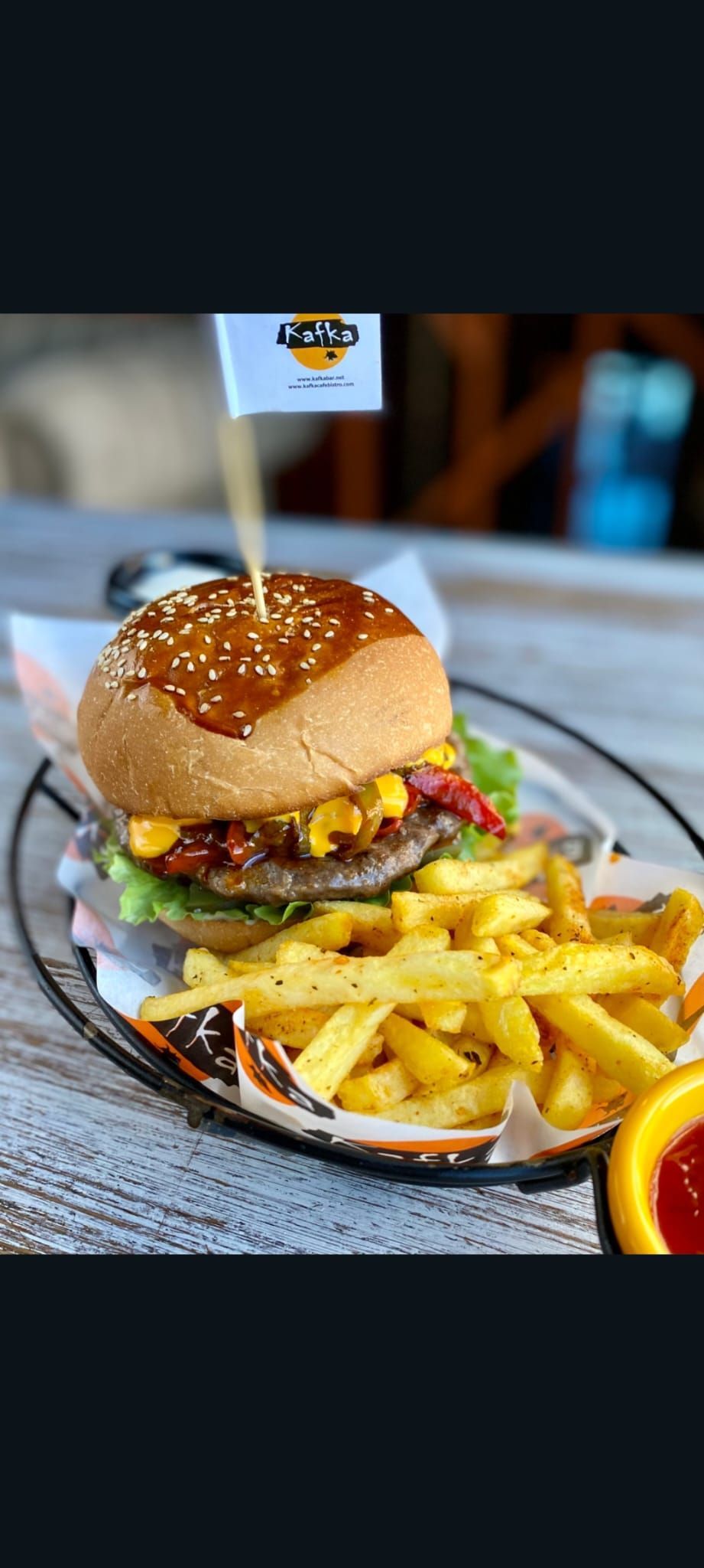 MEKSİKAN BURGER - El yapımı burger köftesi,kıvırcık,turşu,domates dilimi,karamelize soğan,acı sosla harmanlanmıış jelepone biberi,yeşil ve kırmızı biber,meksika fasulyesi yanında baharatlı patates kızartması,garlıc sos ve sweet chıllı sos eşliğinde…