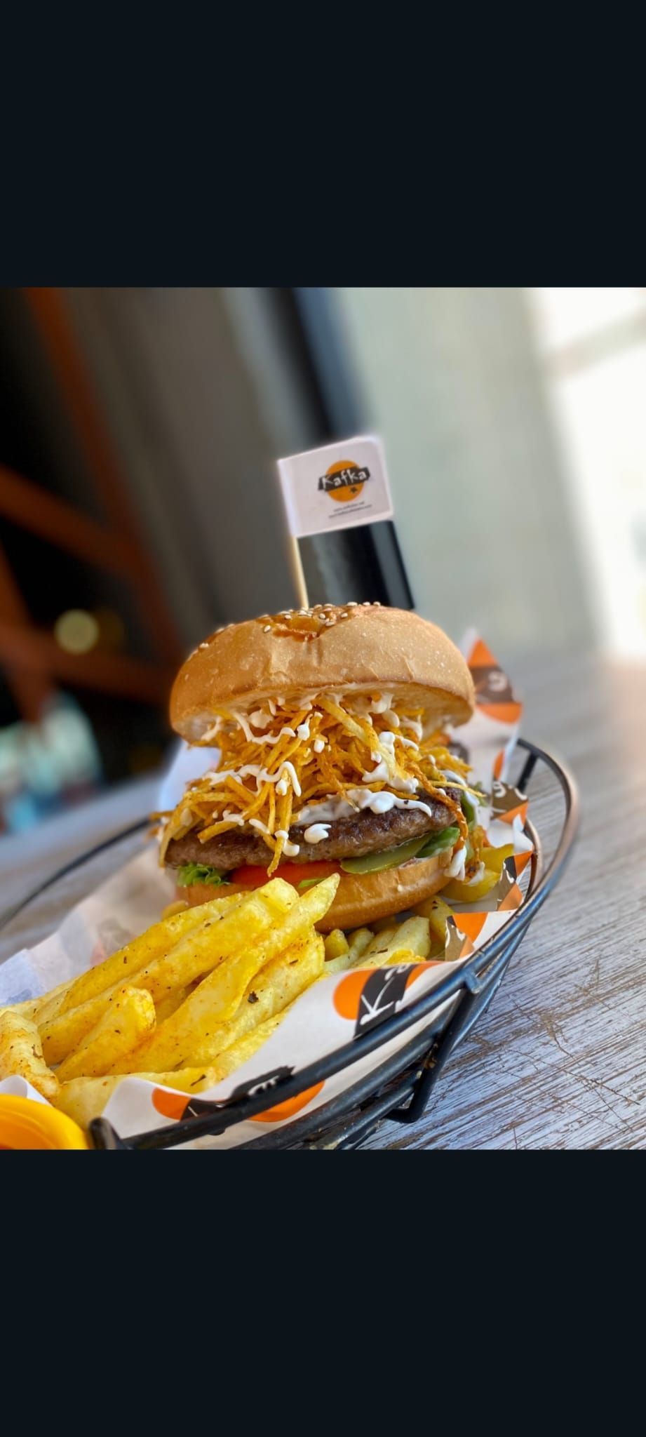 KAFKA BURGER - El yapımı burger köftesi,kıvırcık,turşu,domates dilimi,kibrit patates,karamelize soğan,baharatlı patates kızartması,garlıc sos ve sweet chıllı sos eşliğinde…