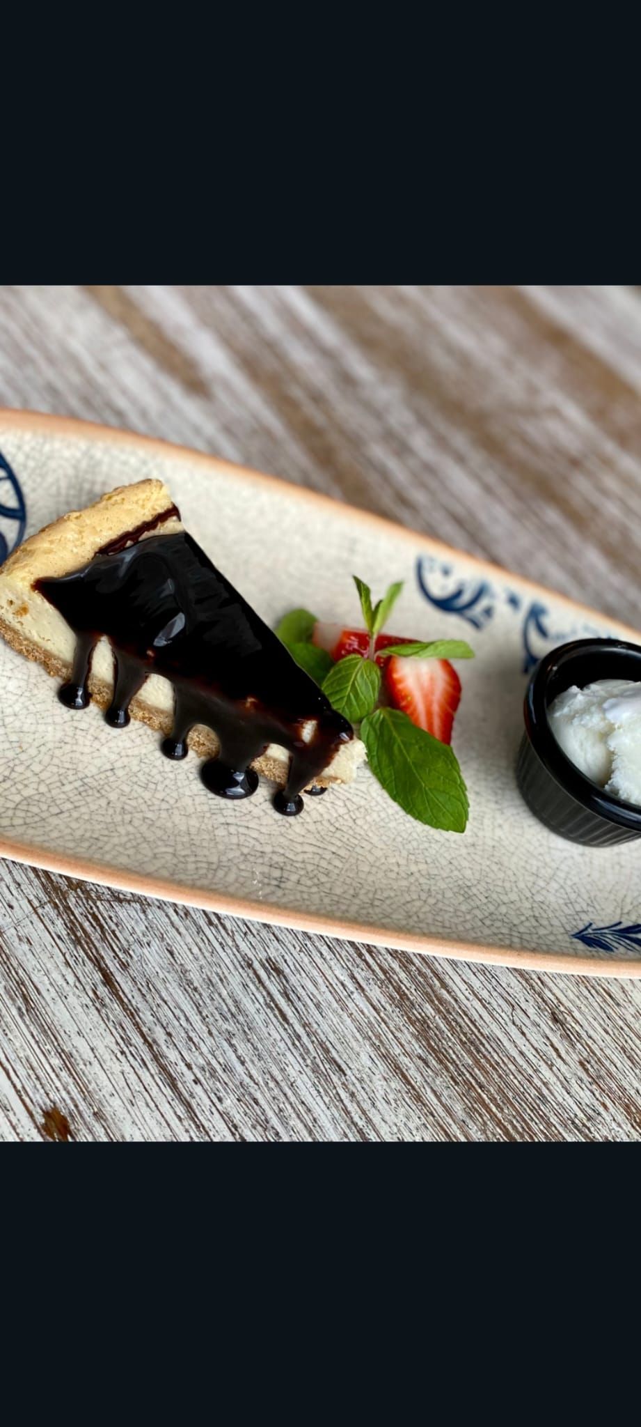 CHEESECAKE ÇİKOLATA - Çikolata sos,çile,taze nane ve dondurma ile…