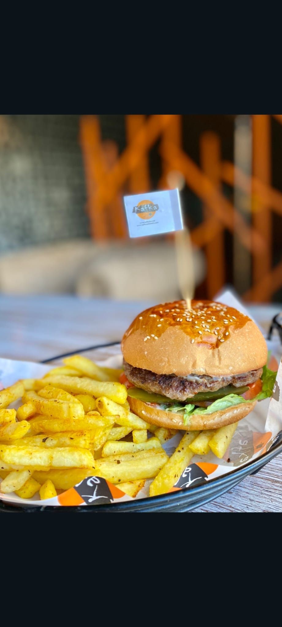 KLASİK BURGER - El yapımı burger köftesi,kıvırcık,turşu,domates dilimi,karamelize soğan,baharatlı patates kızartması,garlıc sos ve sweet chıllı sos eşliğinde…