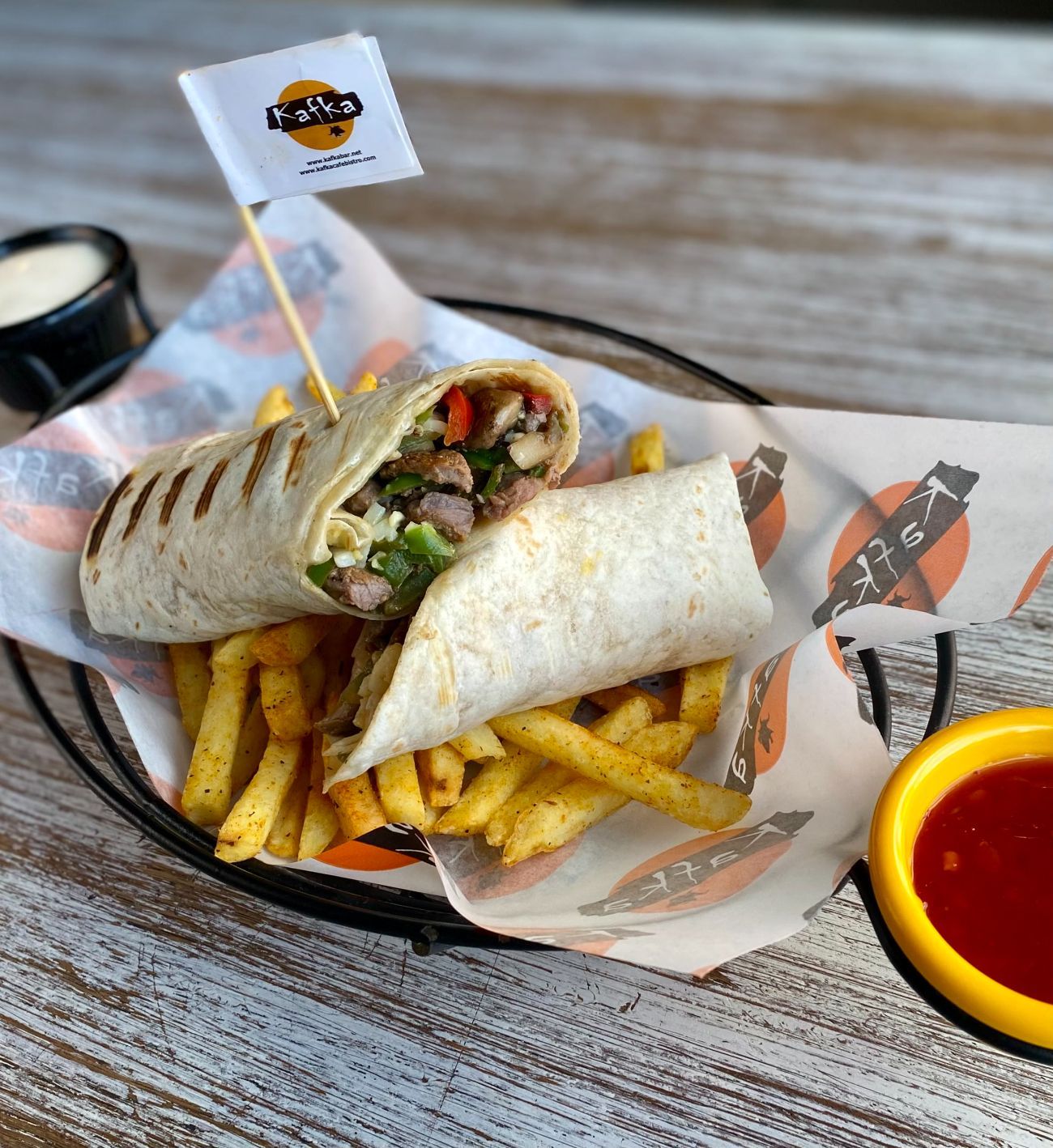 ET DÜRÜM - Tortilla ekmeği içerisinde,sotelenmiş biftek parçaları,yeşil biber,kırmızı biber,mantar,,kaşar peyniri,yanında baharatlı patates kızartması,garlıc sos ve sweet chıllı sos ile…