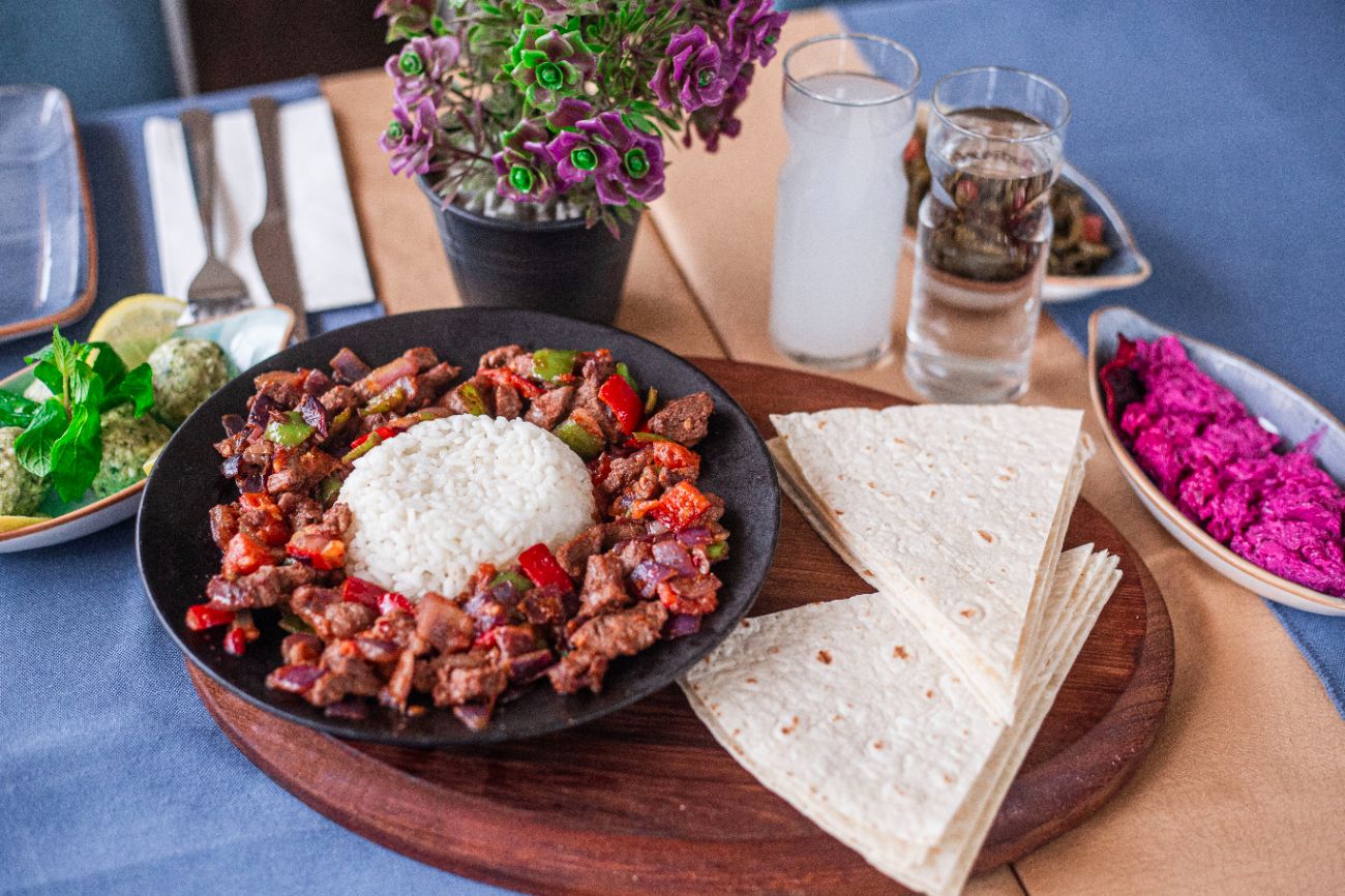 KAFKA TAVA - Sotelenmiş dana biftek parçaları,yeşil biber,kırmızı biber,kuru soğan,sarımsak,domates,tortilla ekmeği ve kuru kekik ile…