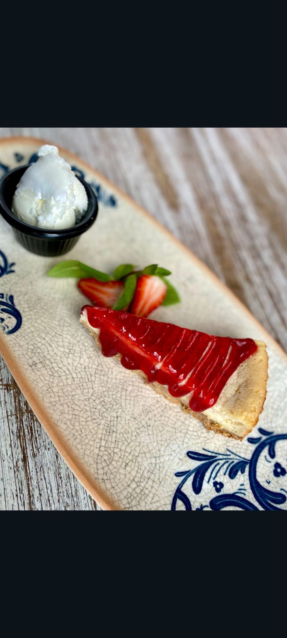 CHEESECAKE FRAMBUAZ - Frambuaz sos,çilek,taze nane ve dondurma ile…