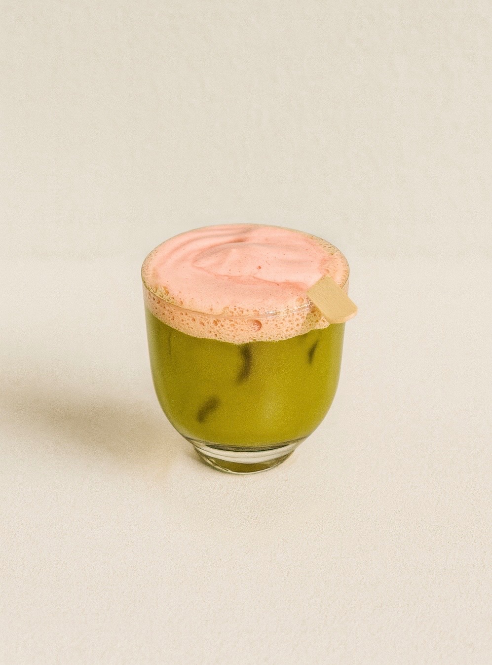 Soo Sad!! 🍵🍓 - Matcha, Beefeater Cin, Vanilya Şurubu, Tatlı Ekşi sos, Çilek Köpüğü