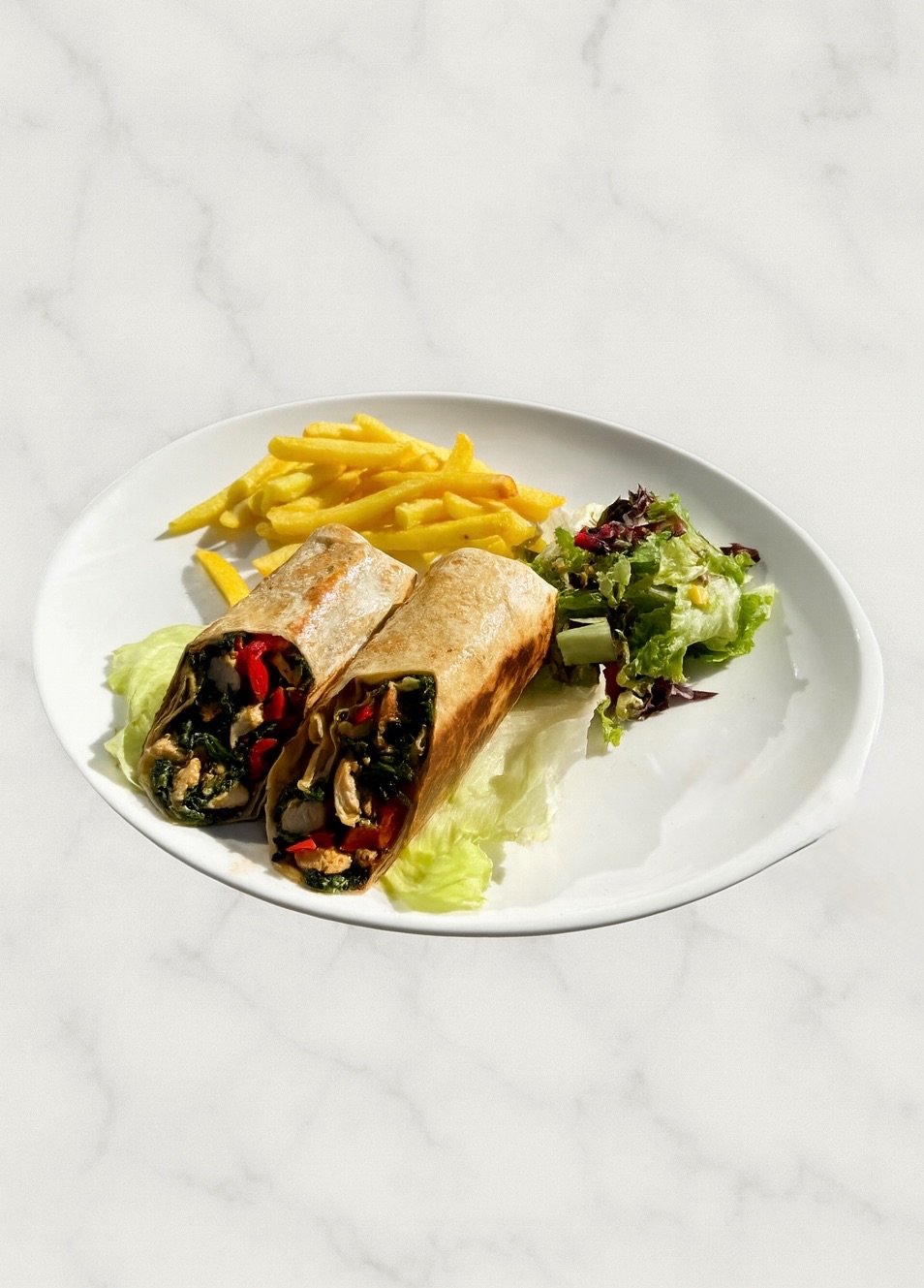 Grill Roll Taco (Şefin Tavsiyesi) - Tavuk (120gr), Kapya Biber, Ispanak, Patates(150gr) ve Salata ile servis edilir