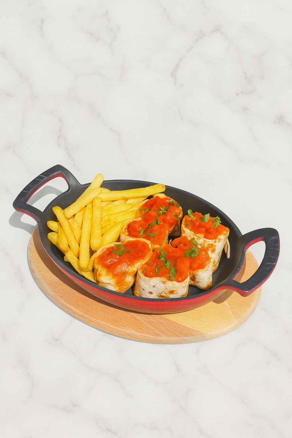 Köfteli Dürüm - 160 gr Köfte, Kapya biber (60gr), Mozarella Peyniri, Kokteyl Sos, Salsa Sos ve Patates(150gr) ile servis edilir