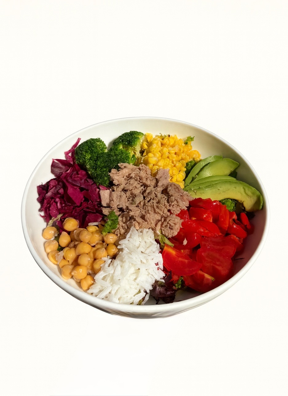 Ton Balıklı Bowl - Akdeniz yeşilliği (60gr), Ton Balığı (80gr), Avokado (30gr), Pirinç (80gr), Nohut (50gr), Soya filizi (100gr), Köz biber (40gr), Brokoli (40gr), Mısır (30gr), Mor lahana (30gr), Cherry Domates (35gr)
