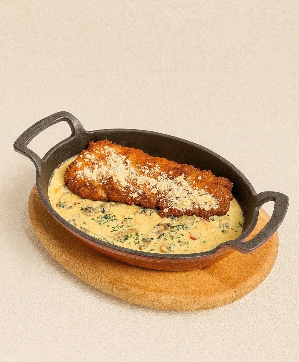 ISPANAKLI PARMESANLI TAVUK - Tavuk Schnitzel (120gr), Ispanak sos(150gr) ve Parmesan peyniri ile servis edilir