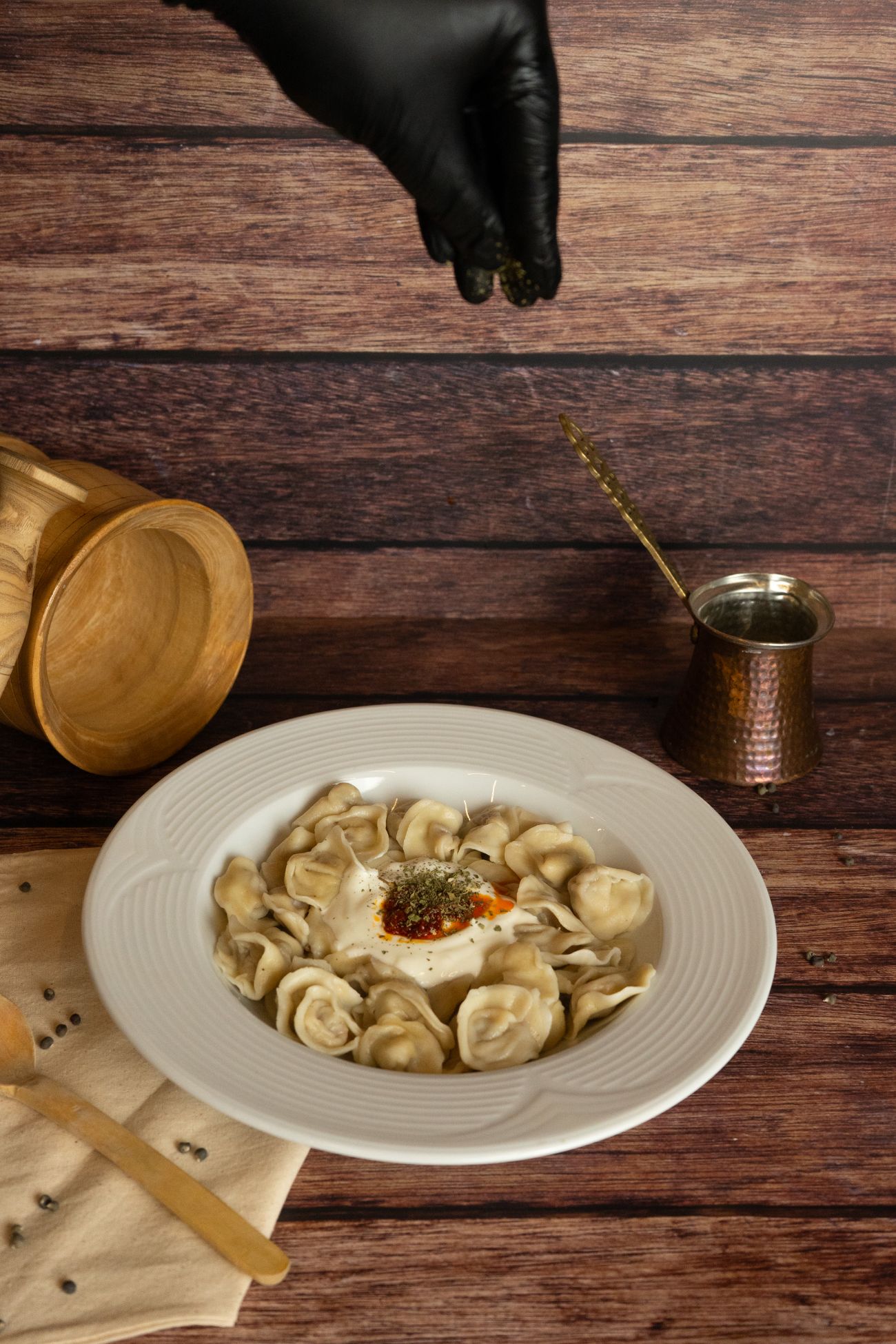 Rus Mantısı (Pelmeni) - Pelmeni şekli verilerek katlanmış dana kıymalı mantı,yoğurt,salçalı sos