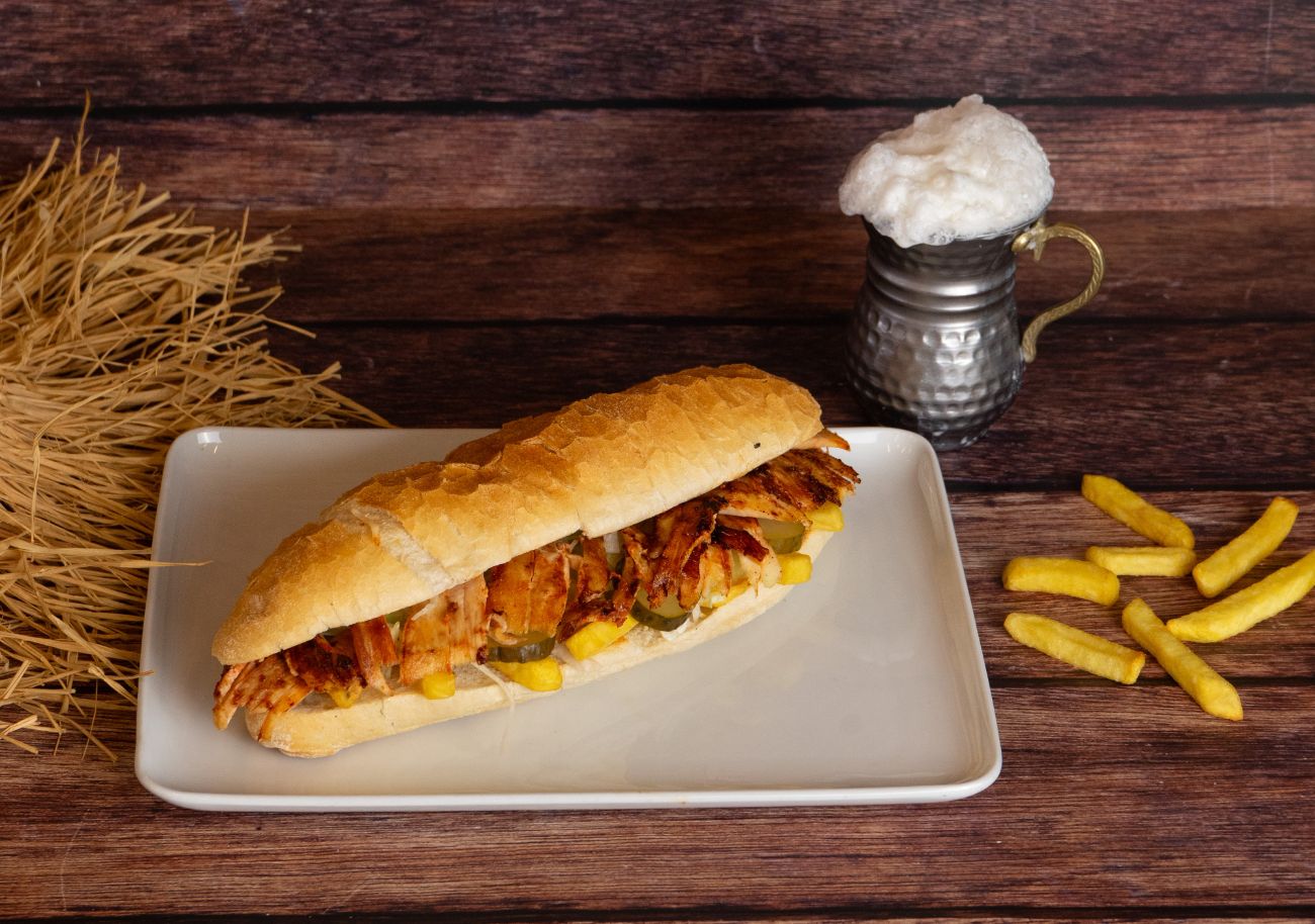 Ekmek Arası Tavuk Döner - 80 gr Tavuk döneri,marul,turşu,patates kızartması,ketçap,sarımsaklı mayonez