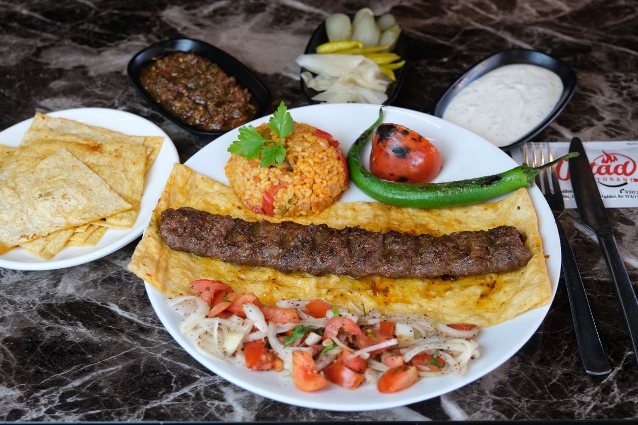 Adana Porsiyon (Acılı) - 150 gr Kebap,pilav,salata,közlenmiş biber ve domates,soslu lavaş