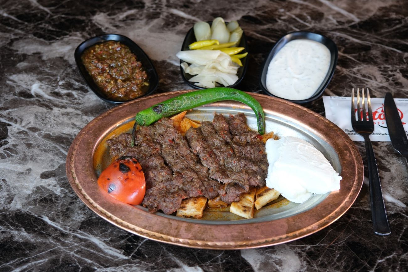 İskender Kebap - İskender ekmeği üzerine 150 gr kebap,iskender sosu,tereyağı,yoğurt,közlenmiş biber ve domates.