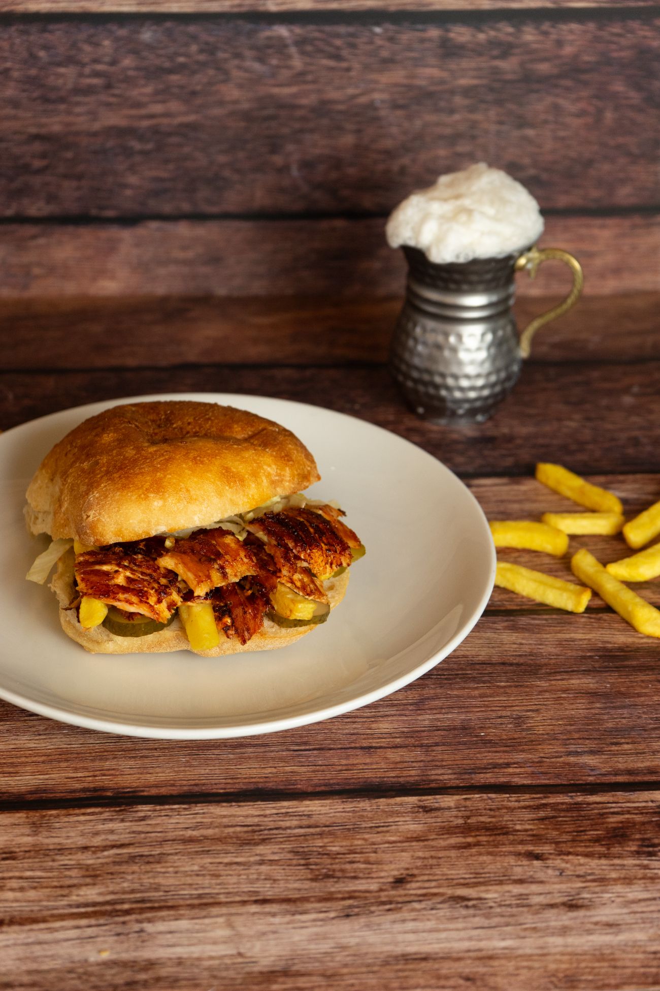 Pide Arası Tavuk Döner - 80 gr Tavuk döneri,marul,turşu,patates kızartması,ketçap,sarımsaklı mayonez.