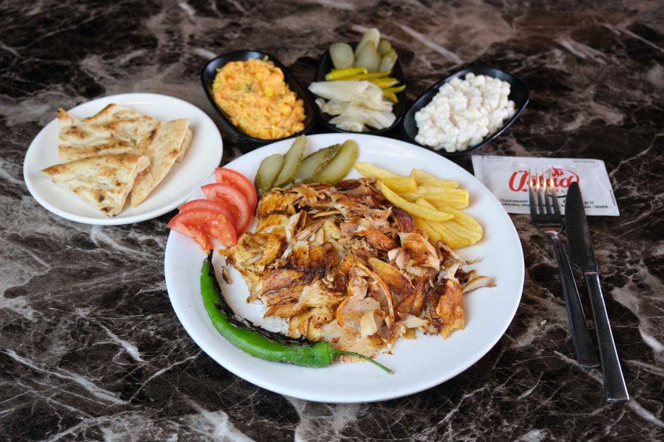 Tavuk Pilav Üstü - 150 gr Tavuk döneri,pirinç pilavı ,salatalık turşu,patates kızartması,marul