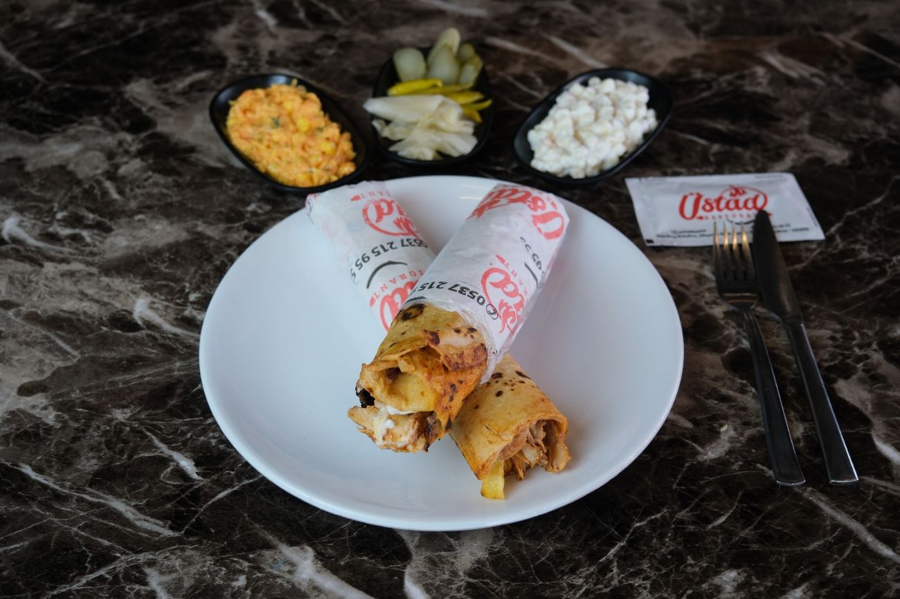 Hatay Soslu Tavuk Zurna Dürüm - 110 gr Tavuk döneri,turşu,patates kızartması,sarımsaklı mayonez ve özel sos
