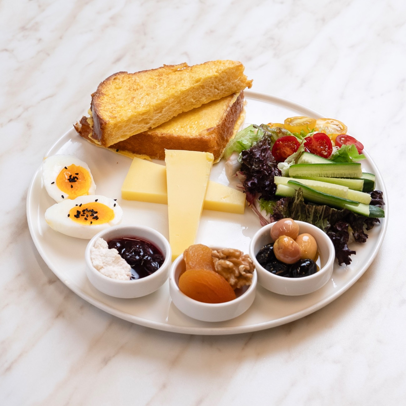 Brioche Mini Kahvaltı - Brioche Ekmeği, Haşlanmış Yumurta, Vişne Reçeli, Kuru Kayısı, Ceviz, Zeytin, Çeri Domates, Salatalık, Eski Kaşar.