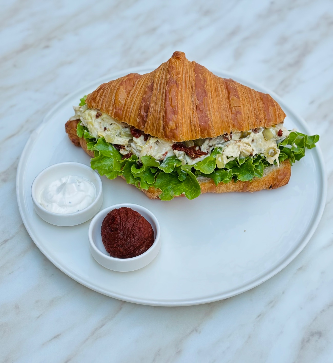 Tiftiklenmiş Tavuk Salatalı Kruvasan - Tiftiklenmiş Tavuk Salatası, Mayonez, Kıvırcık, Kornişon Turşu, Pesto Sos