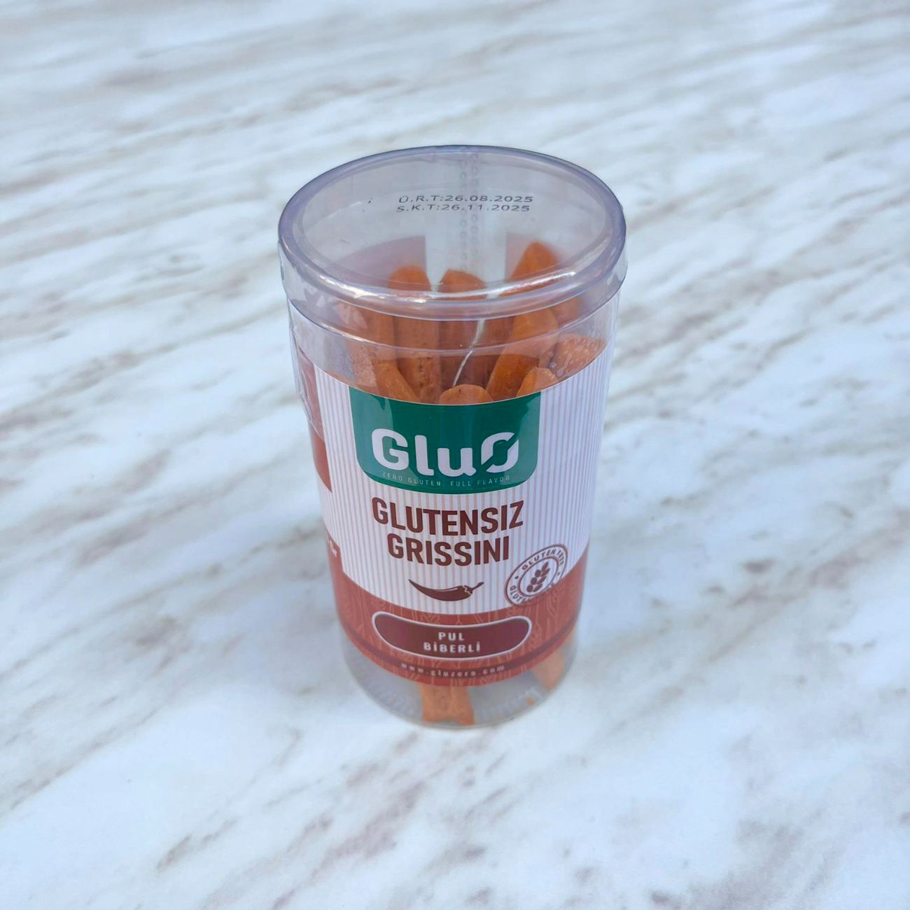 Glutensiz Pul Biberli Grissini - Glutensiz Un, Glutensiz Karabuğday Unu, Zeytinyağı, Tereyağı, Karnıyarık Otu, Tatlı Toz Biber, Pul Biber.