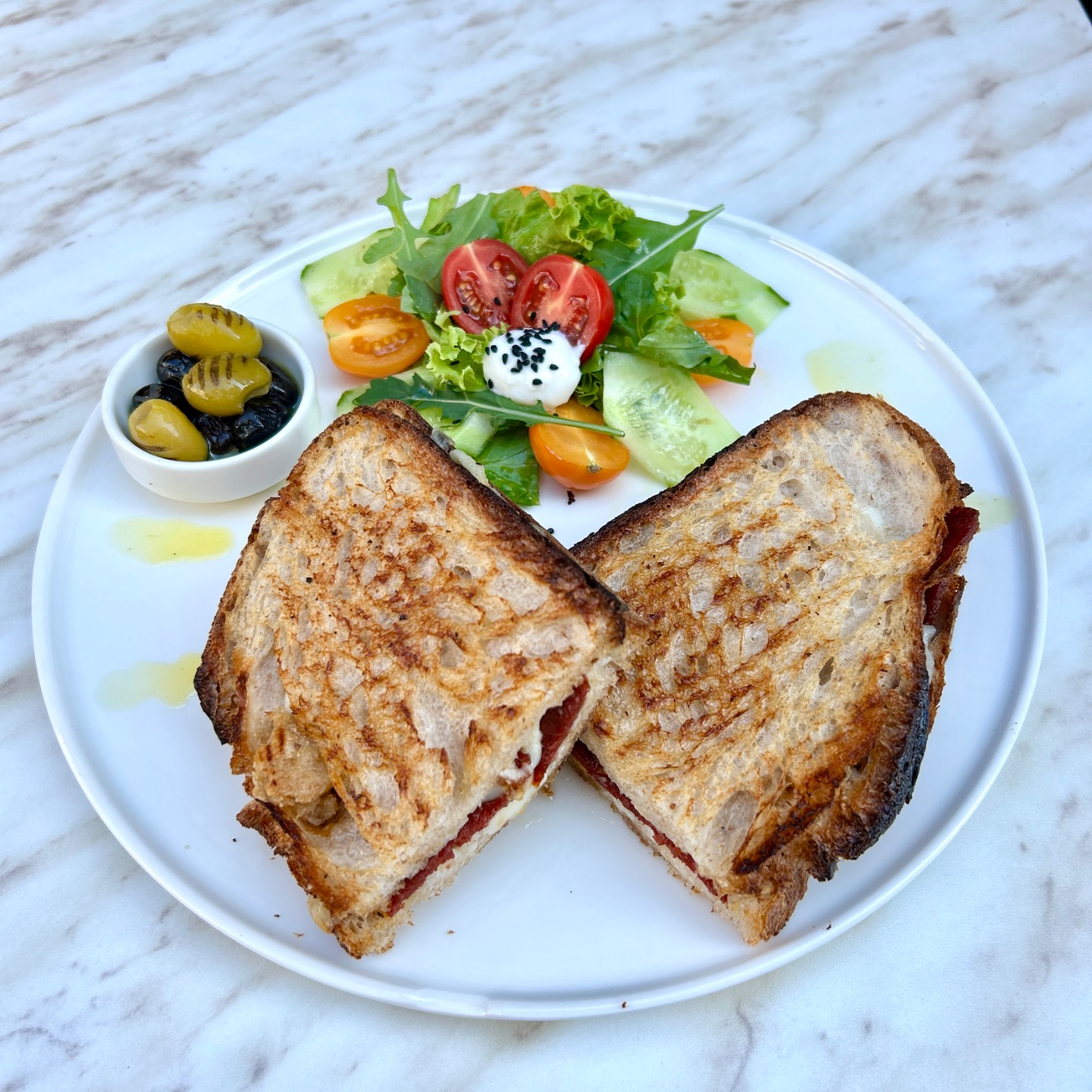 Sucuklu Kaşarlı Tost - Sucuk, Kaşar Peynir, Kıvırcık, Salatalık, Çeri Domates, Aragula, Mozarella, 2 Çeşit Zeytin.