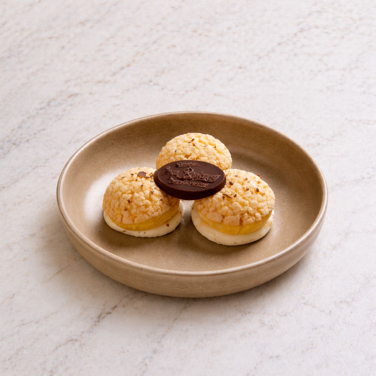 Profiterol - Pataşu Topları, Pastacı Kreması. Belçika Çikolatası ile servis edilir.