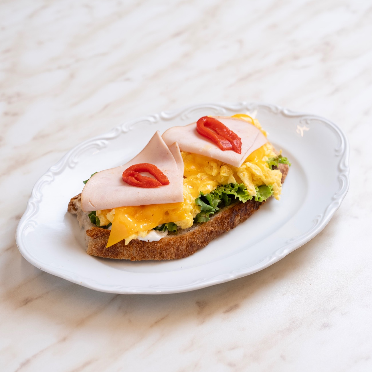 Scrambled Egg Hindi Füme Cheddar Ekmeküstü - Ekşi Mayalı Ekmek, Çırpılmış Yumurta, Hindi Füme, Cheddar Peyniri, Biber.