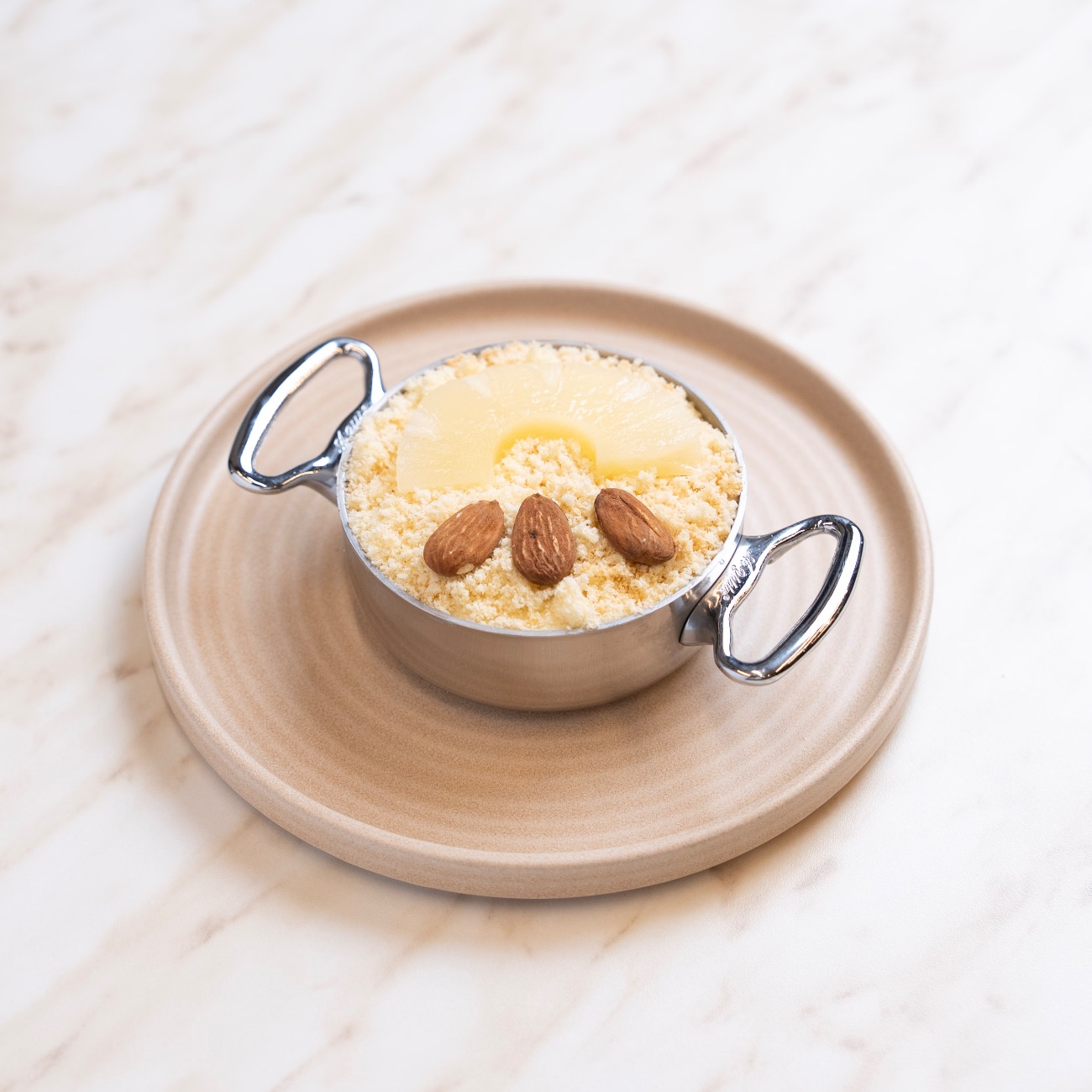Ananaslı Bademli Cup - Muhallebi, Ananas, Badem, Çilek, Kek Parçaları.