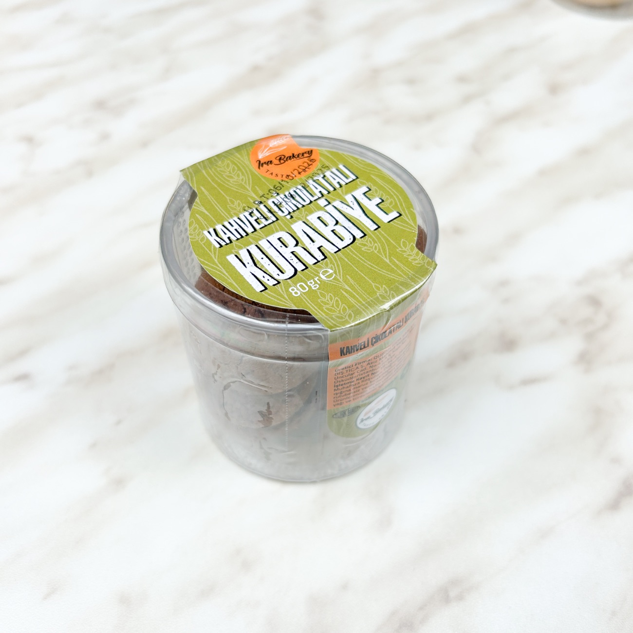 Kahveli Çikolatalı Kurabiye - Mısır Nişastası, Pirinç Unu, Yumurta, Tereyağı, Şeker, Vanilin, Kahve, Bitter Çikolata.