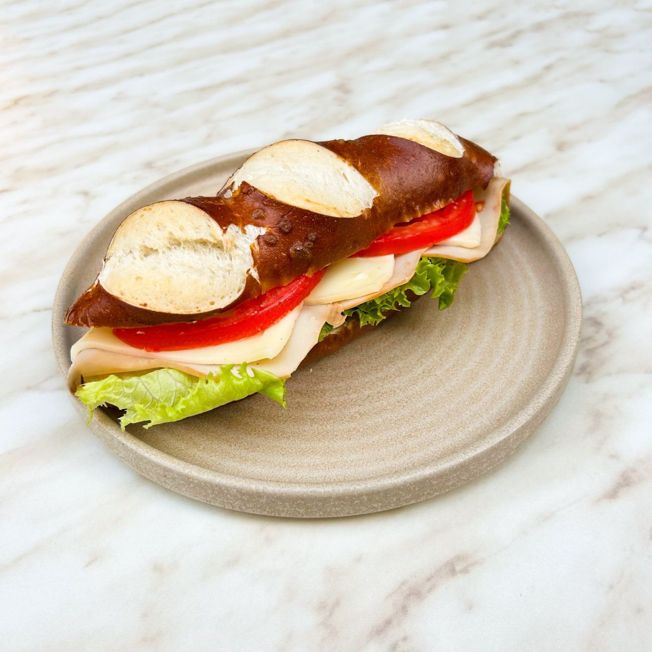 Bretzel Sandviç - Hindi Füme, Kaşar Peynir, Domates.