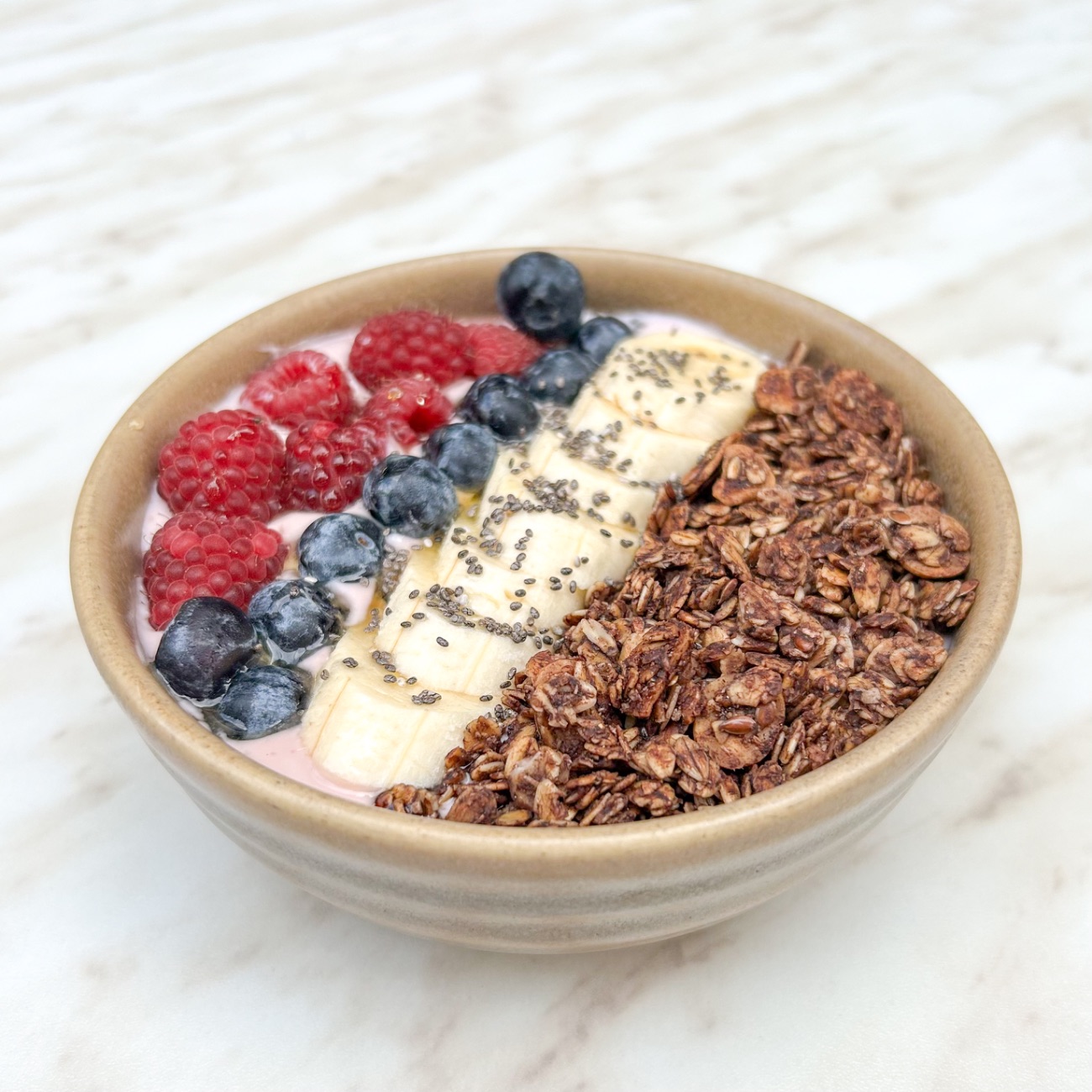 Granola - Granola, Vişne Reçeli, Süzme Yoğurt, Bal, Akçaağaç Şurubu, Muz, Ahududu, Böğürtlen, Chia Tohumu.