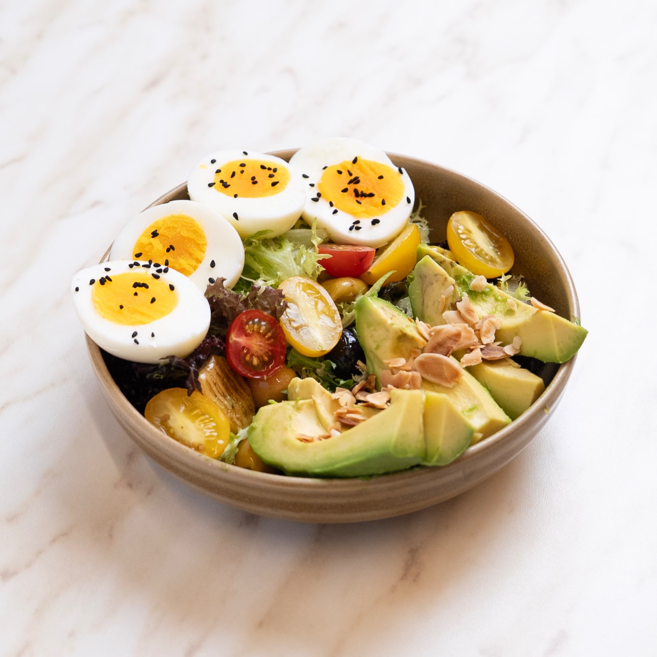 Fit Kahvaltı Salatası - Haşlanmış Yumurta, Çeri Domates, 3 Çeşit Zeytin, Avokado, Akdeniz Yeşilliği, Çörek Otu, File Badem.
