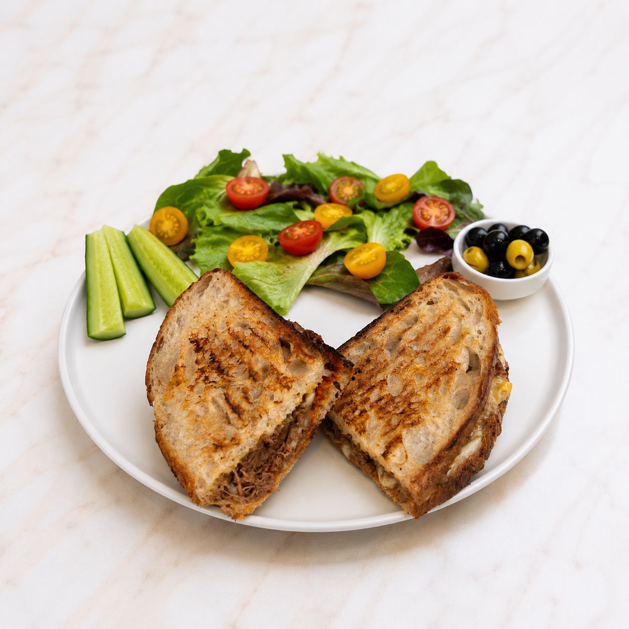 Kavurmalı Kaşarlı Tost - Kavurma, Kaşar Peynir, Cheddar Peynir, Acuka, Jalapeno Biber Turşusu,  Kıvırcık, Salatalık, Çeri Domates, 2 Çeşit Zeytin.