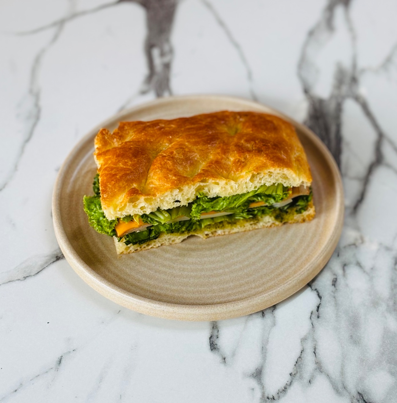 Focaccia Sandviç - Pesto Sos, Aragula, Kaşar, Füme, Domates, Cheddar.