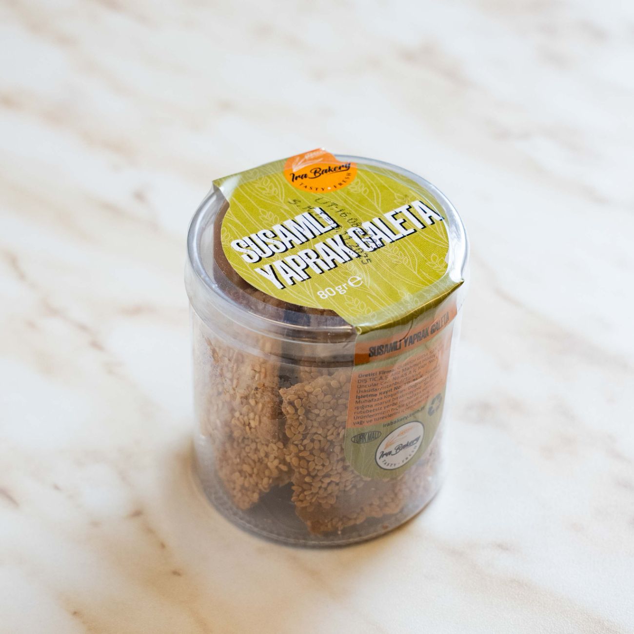 Susamlı Yaprak Galeta - Glutensiz Un, Karabuğday Unu, Karnıyarık Otu, Susam, Şeker, Tuz, Yaş Maya, Tereyağ, Yumurta.