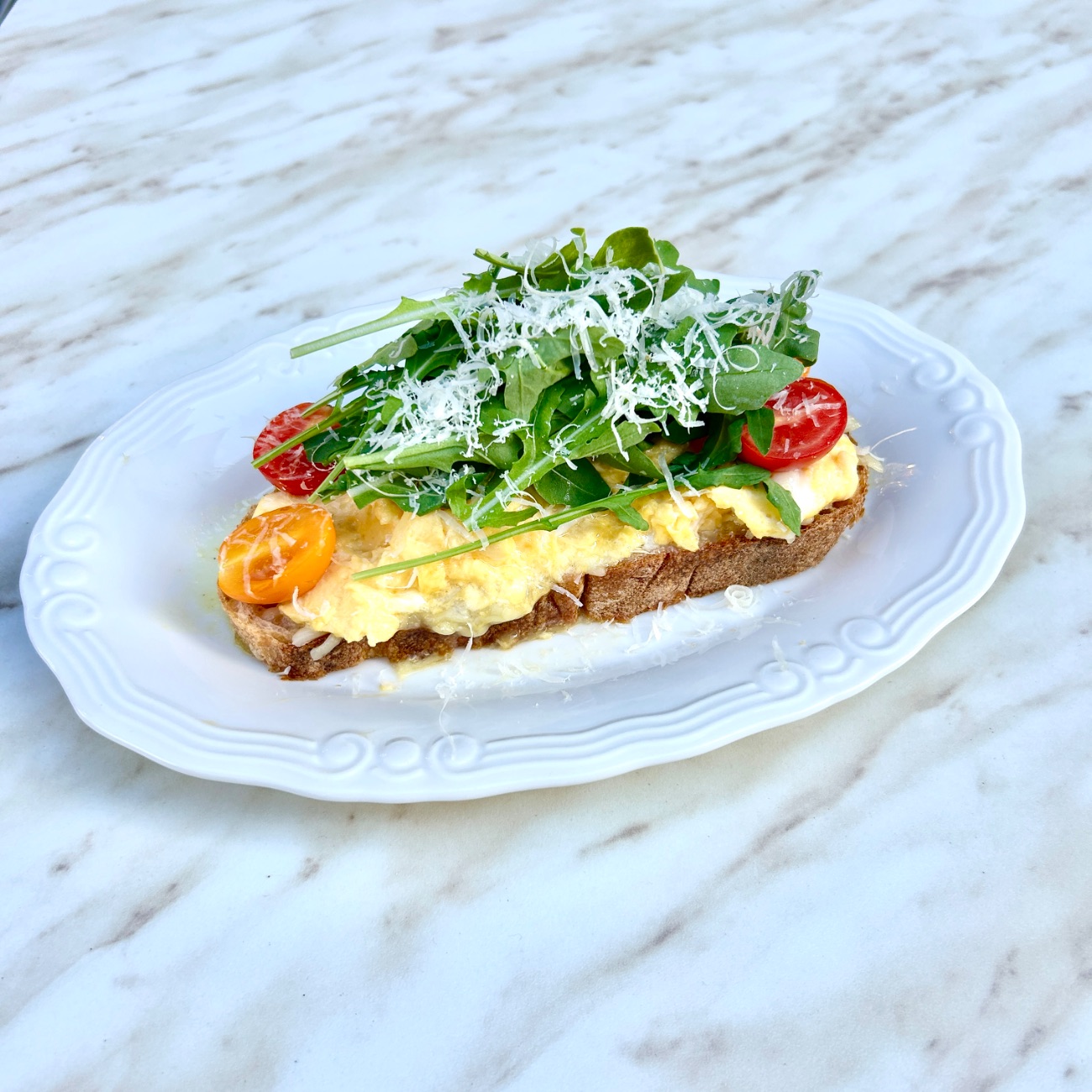 Avocadolu Screamble Egg - Ekşi Mayalı Ekmek, Mozzarella, Avocado, Çırpılmış Yumurta, Aragula, Parmesan, Çeri Domates.