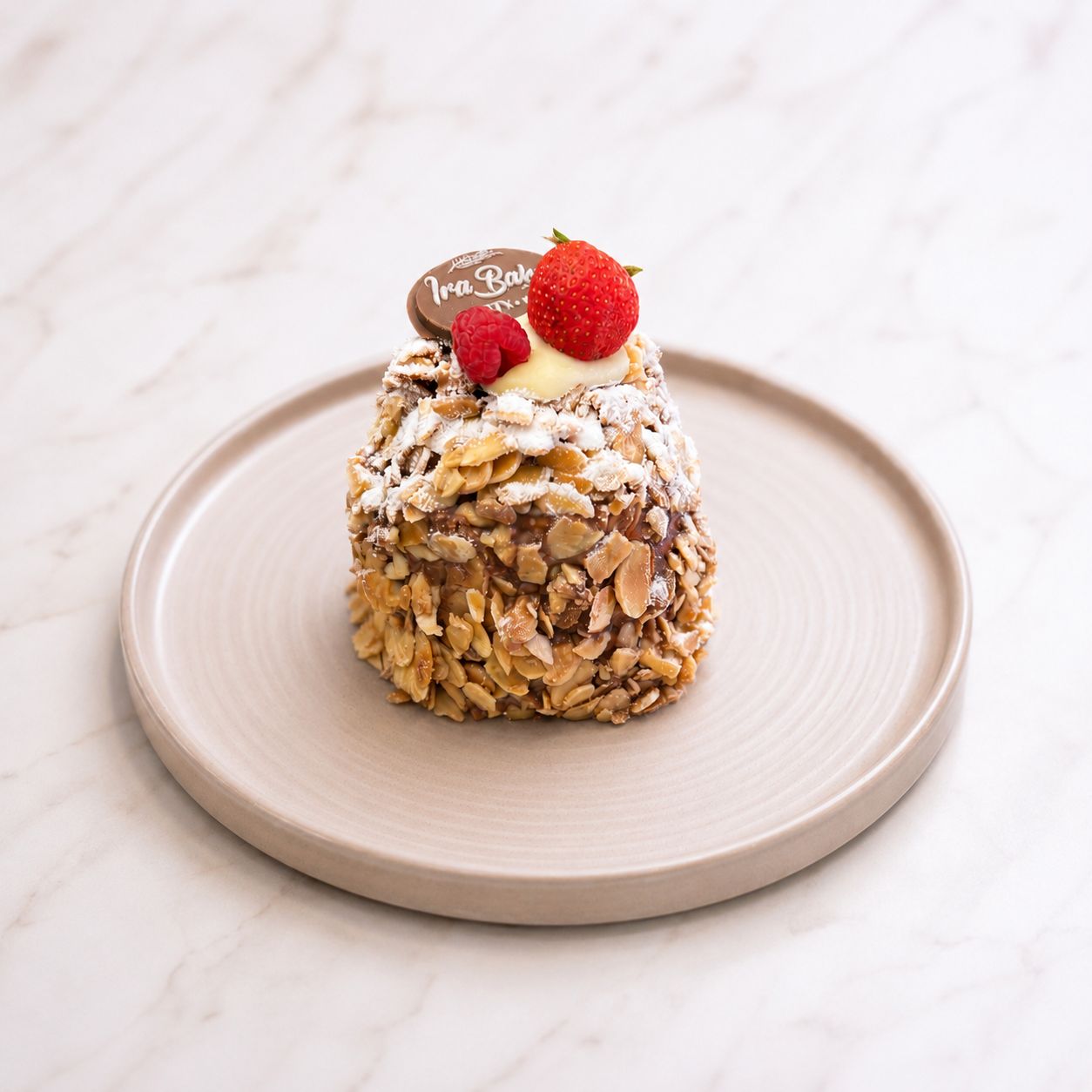 Polka - Pastacı Kreması, Frambuaz, Profiterol Sos, Çilek, Muz, File Badem.