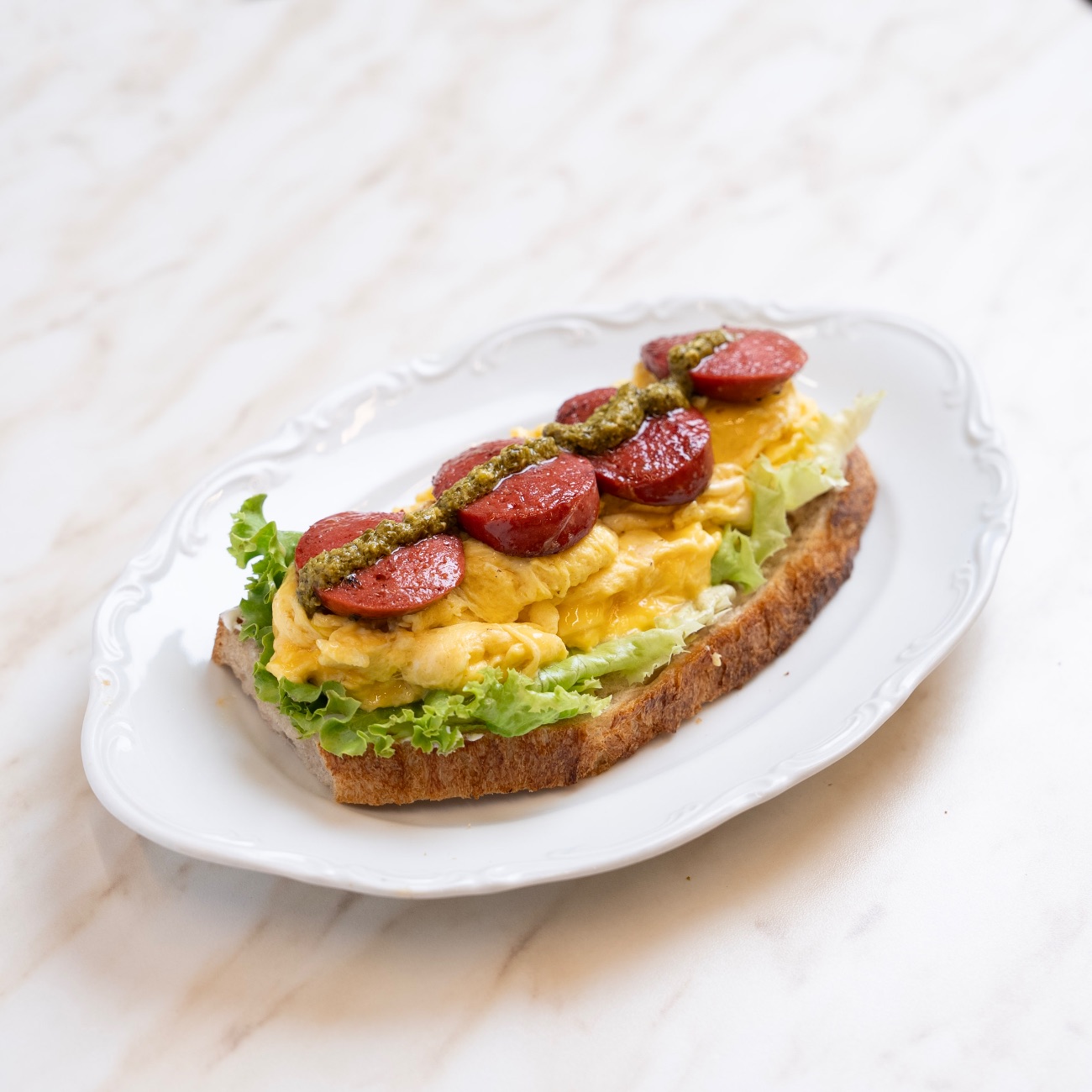 Sucuklu Yumurtalı Ekmeküstü - Ekşi Mayalı Ekmek, Sucuk, Çırpılmış Yumurta, Peynir Sos, Kapya Biber,