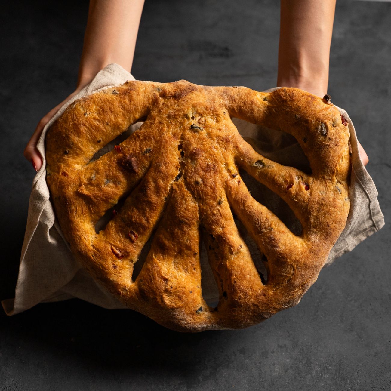 Ekşi Mayalı Fugas Ekmeği - Kuru Domates, Jalapeno Biber, Sarımsak Tozu, Kırmızı Pul Biber, Beyaz Un, Zeytinyağı.
600gr.