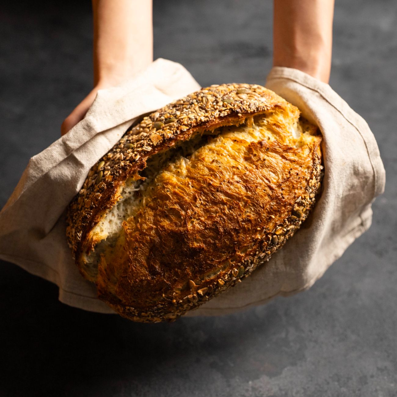 Chia Tohumlu Ekşi Maya Ekmek - Chia Tohumu, Beyaz Un, Sarı Un, Kabak Çekirdeği, Ay Çekirdeği.
600gr.