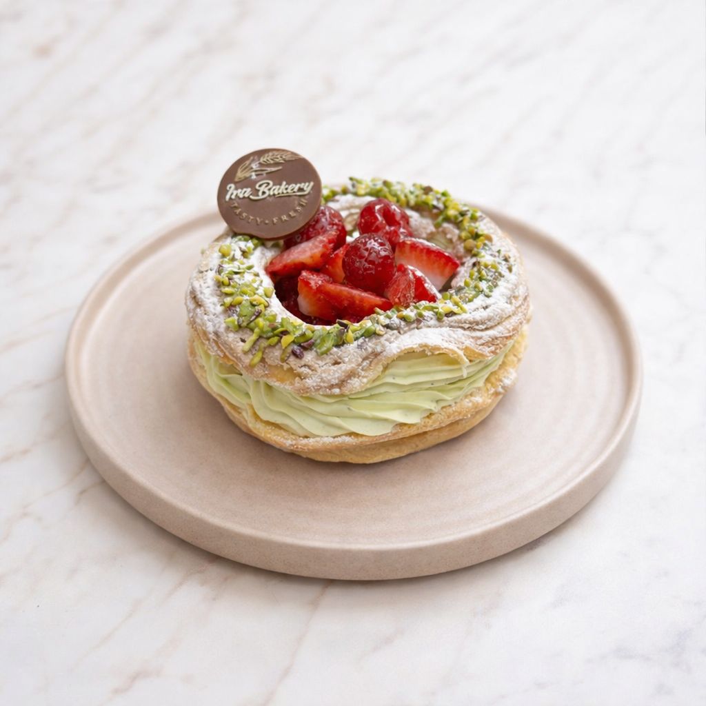 Antep Fıstıklı Paris Breast - Pataşur, Fıstıklı Özel Krema, Fıstık Pralin, Tart, Çilek, Frambuaz. Yanında Belçika Çikolatası ile servis edilir.