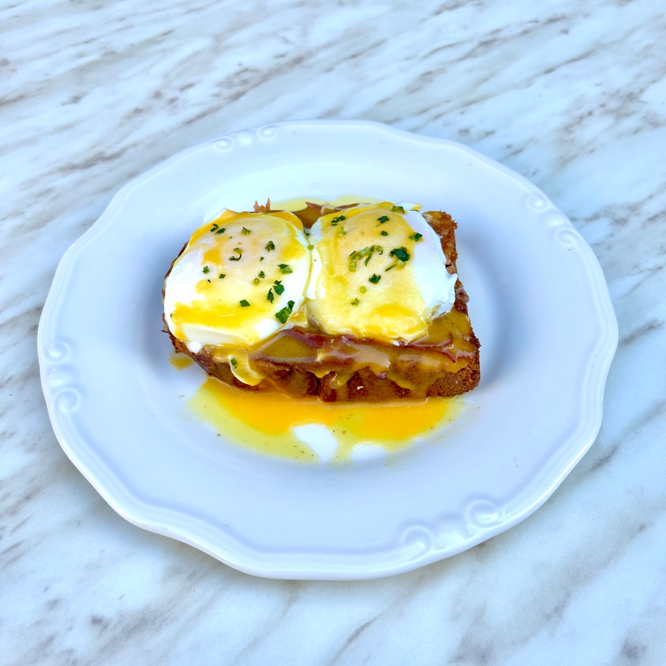 Egg Benedict - Brioche Ekmek, Mozarella, Poşe Yumurta, Roast Beef, Hollandez Sos.