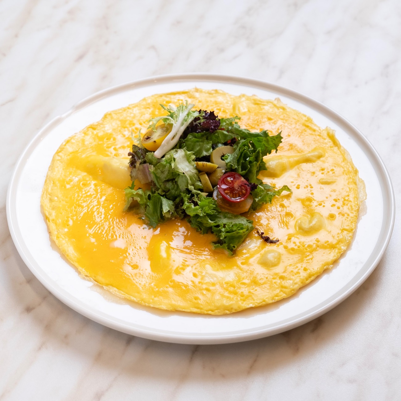 Omlet - Akdeniz Yeşillikleri, Çeri Domates, Zeytin. Çeşitleri: Çırpılmış Yumurta, Omlet, Poşe Yumurta seçeneklerinden herhangi biri (2 Adet Yumurta).
