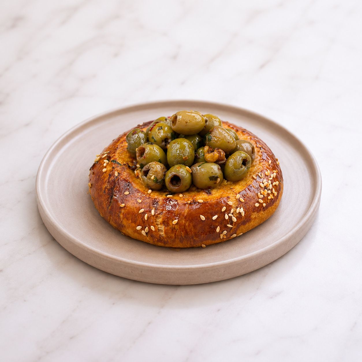 Yeşil Zeytinli Bun - Baharatlı Peynir Sos, Yeşil Zeytin Salatası.