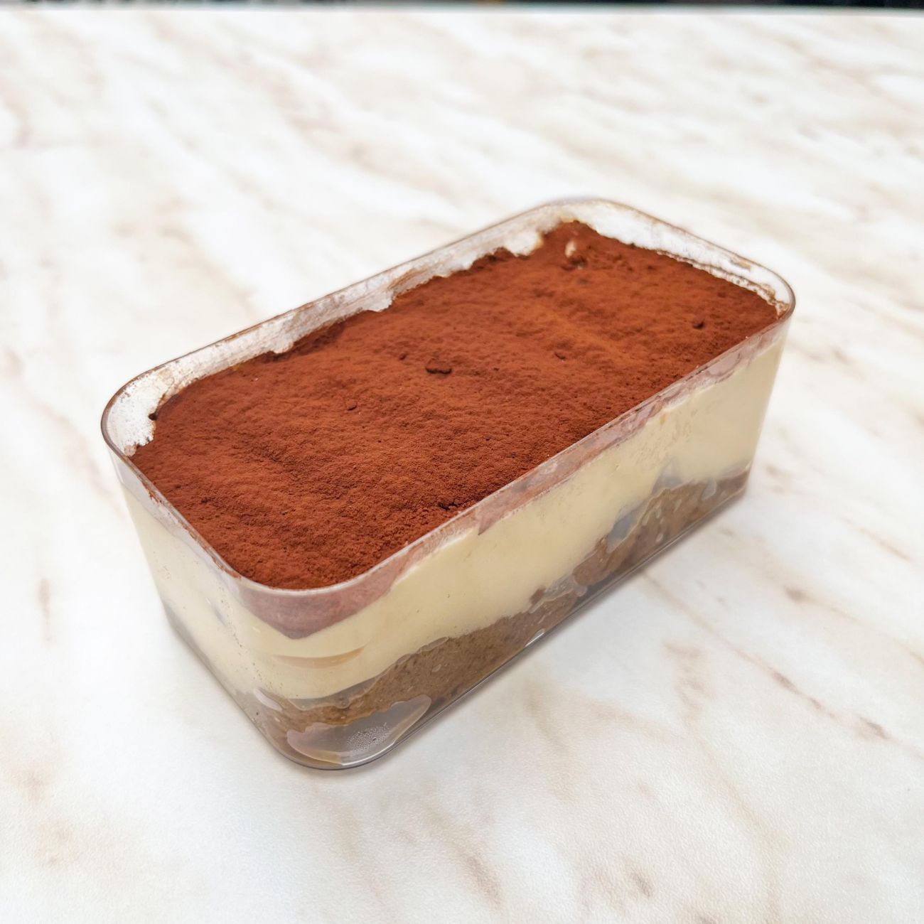 Glutensiz Tiramisu - Espresso ile ıslatılmış Glutensiz Kedi Dili, Glutensiz Tiramisu Krema, Pul Bitter Çikolata.