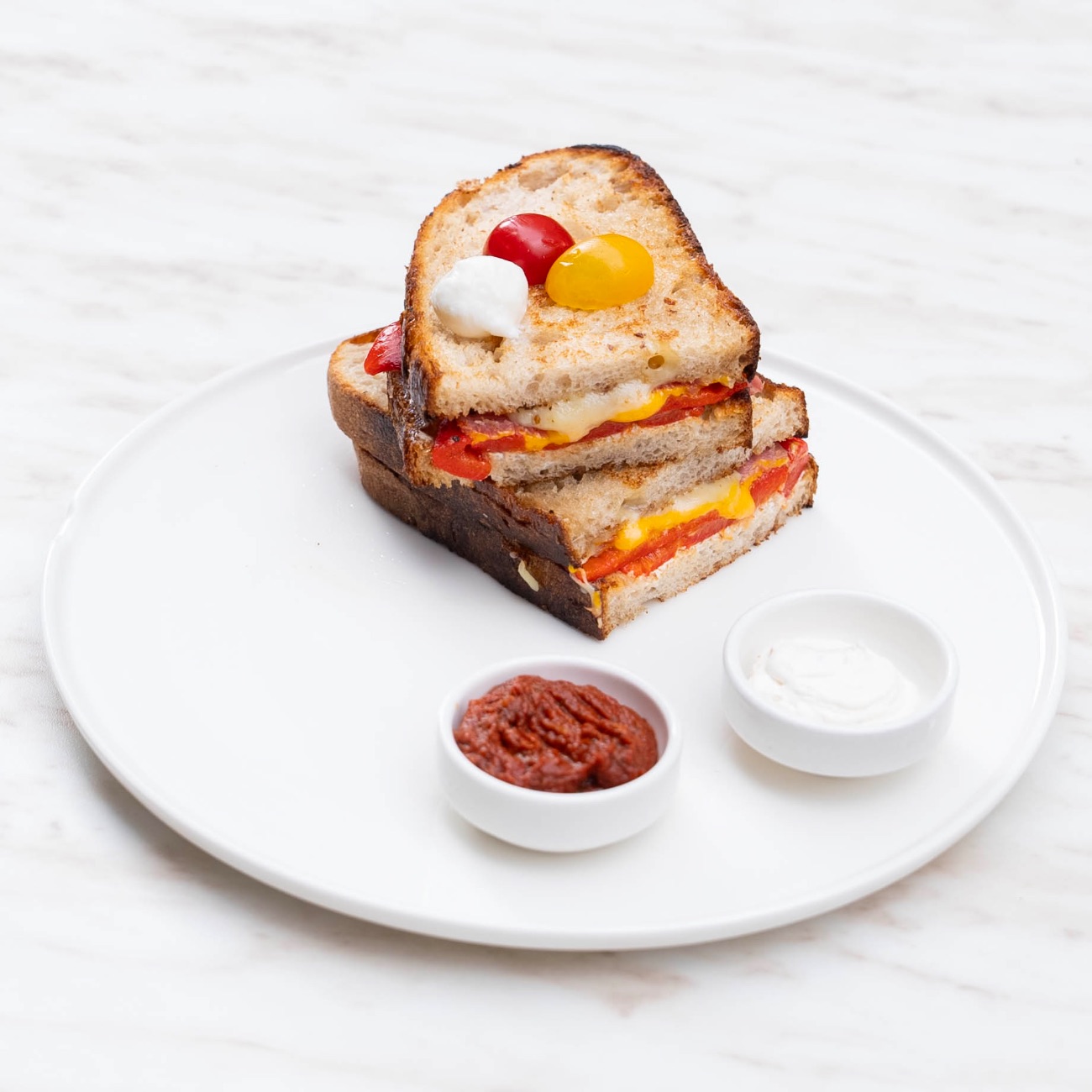 Roast Beef Cheddar Ekmeküstü - Roast Beef Füme Et, Kızarmış Ekşi Mayalı Ekmek, Cheddar Peyniri, Mozarella Peyniri, Közlenmiş Kapya Biberi. Yanında Peynir Sos ve Acuka ile servis edilir.