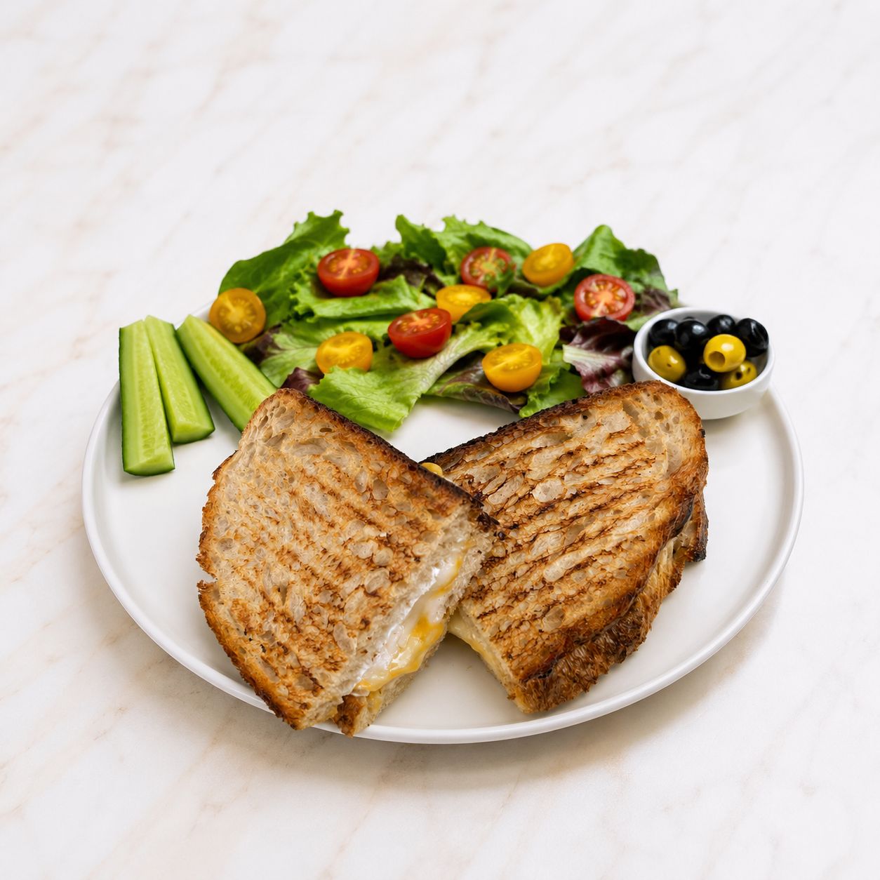 3 Peynirli Tost - Kaşar Peynir, Cheddar Peynir, Rende Parmesan, Peynir Sos, Kıvırcık, Salatalık, Çeri Domates, 2 Çeşit Zeytin.
