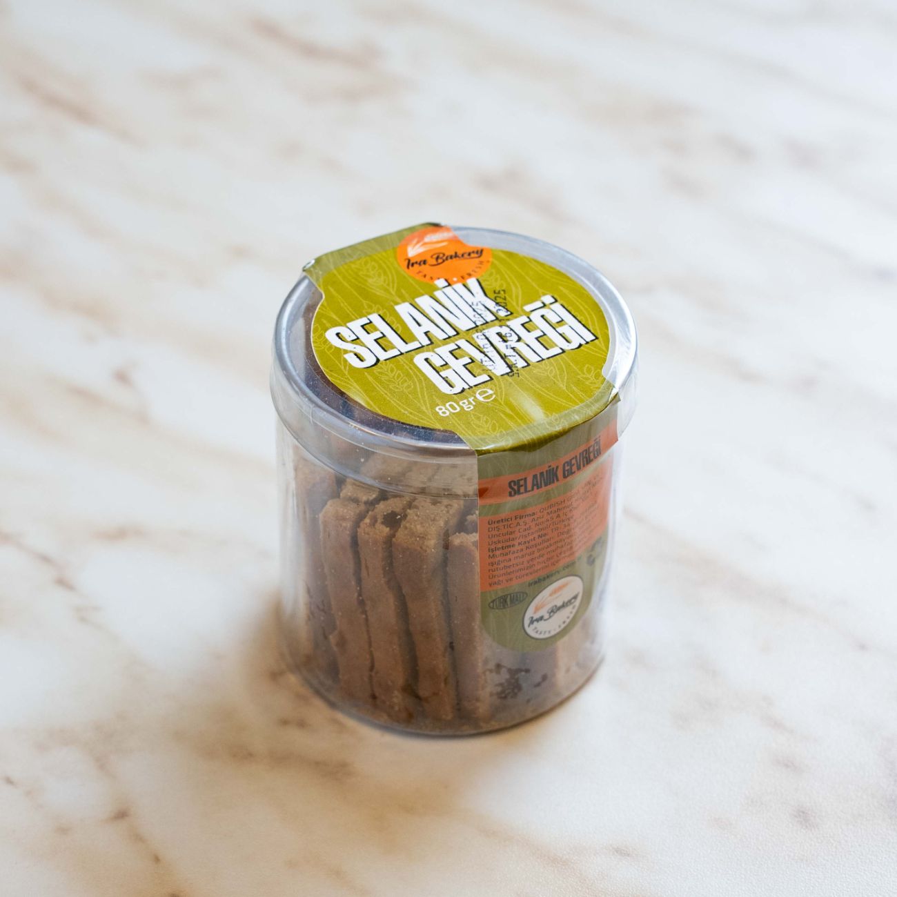 Selanik Gevreği - Karabuğday Unu, Hurma Suyu, Tereyağı, Kuru Üzüm, Fındık, Yumurta, Kabartma Tozu.