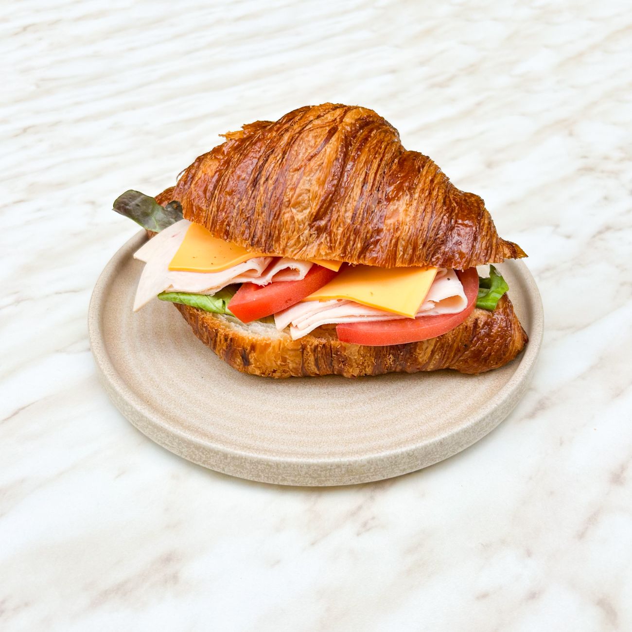 Soğuk Kruvasan Sandviç - Hindi Füme, Cheddar, Domates, Kıvırcık.